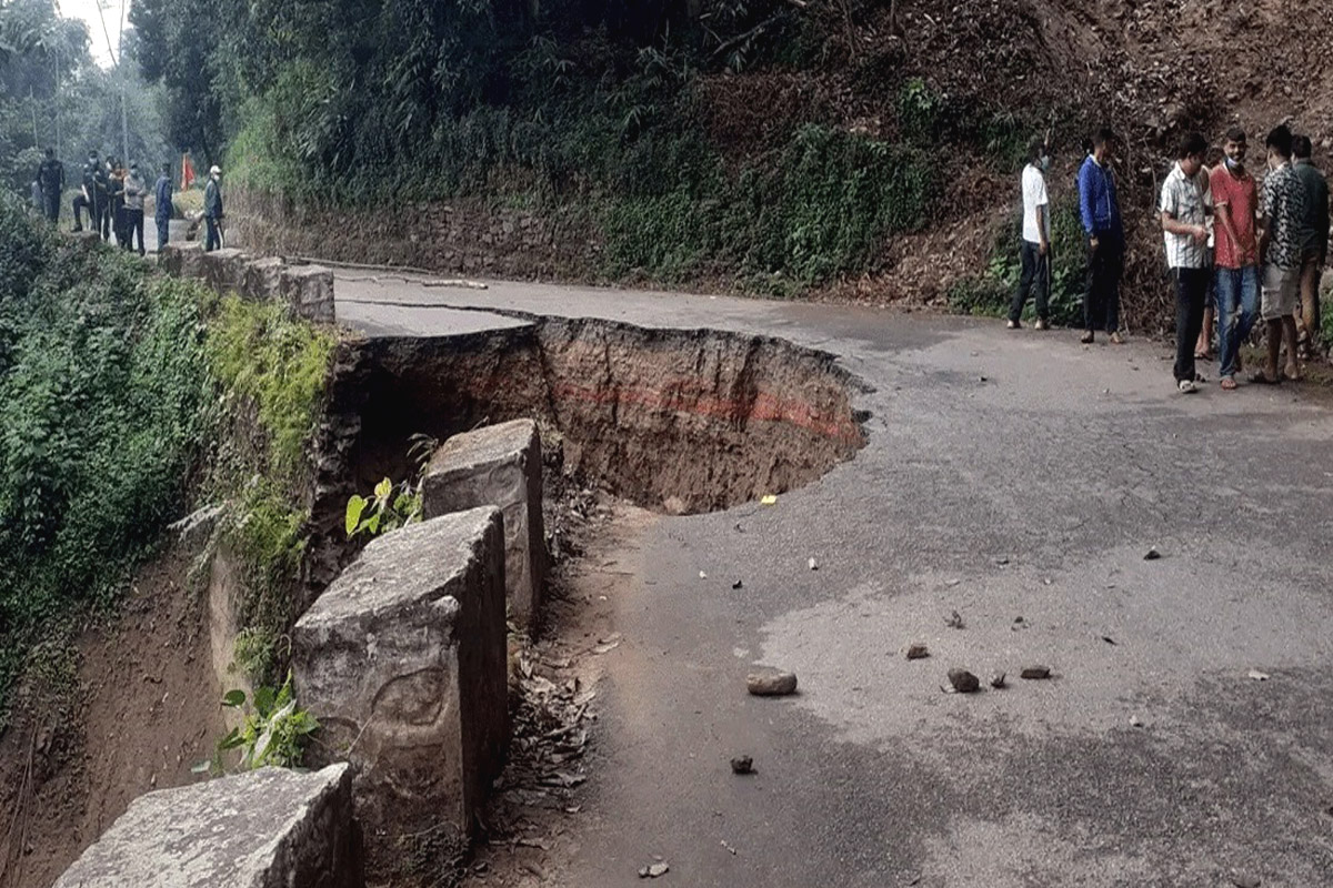 तीन दिनदेखि अवरुद्ध मेची राजमार्गमा बाइपास बनाउन समस्या